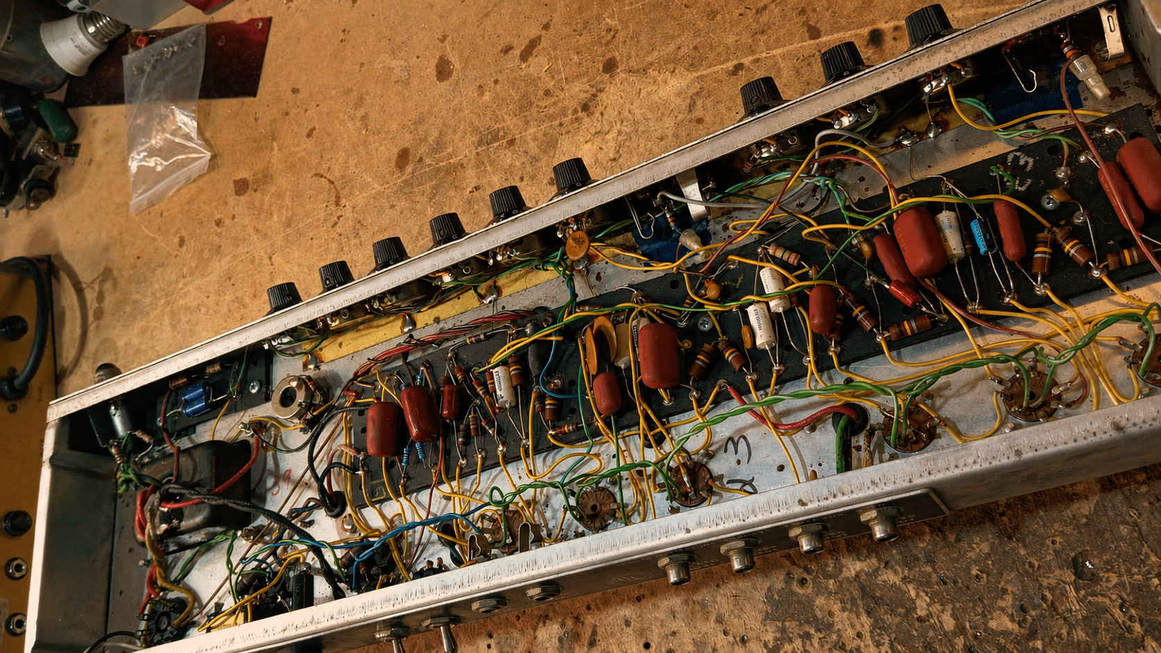 Cableado y componentes en banco GT AMPS